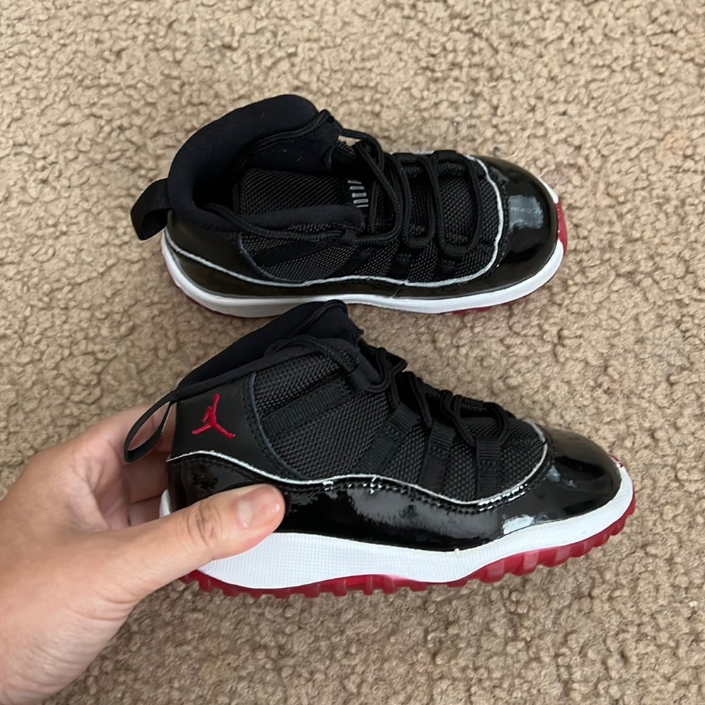 JORDANS 11!